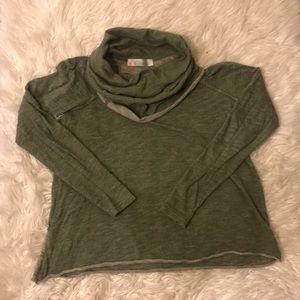 Green long sleeve turtleneck sweatshirt w roll hem